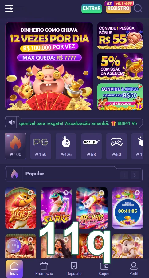 Cliente satisfeito usando serviço VIP em transação segura